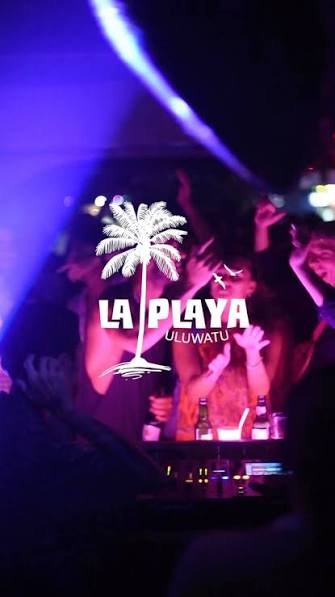 La Playa Uluwatu crowd under the illuminated palm logo at night